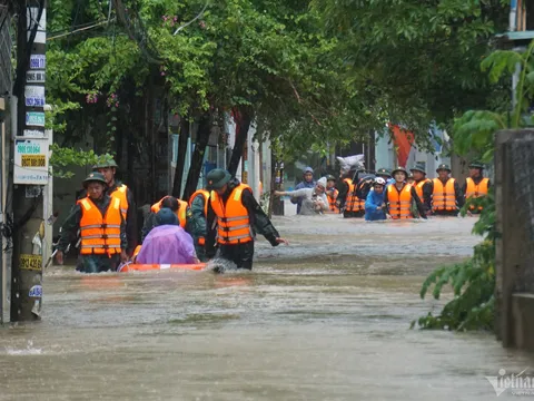 Đà Nẵng: Công an, bộ đội huy động toàn bộ lực lượng ứng cứu người dân ở vùng tâm lũ