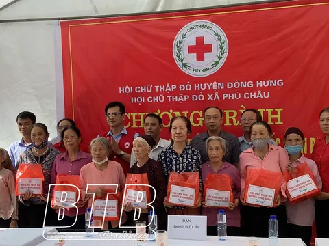 Khám, tư vấn sức khỏe và tặng quà cho người cao tuổi