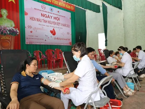 Gần 1.000 đoàn viên, công nhân lao động tại Ninh Bình tham gia hiến máu
