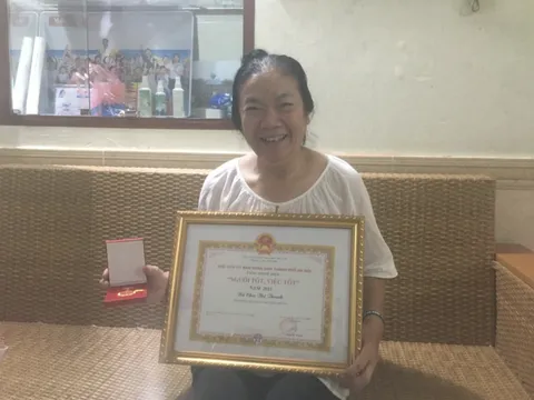 Người phụ nữ vượt qua bệnh tật để đi làm thiện nguyện