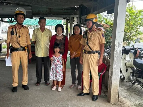 CSGT giúp đỡ cháu bé đi lạc tìm lại gia đình