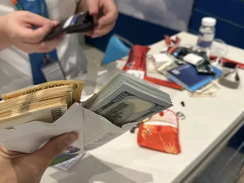 Nam hành khách vui mừng nhận lại ba lô có hàng triệu ngoại tệ để quên ở sân bay Nội Bài