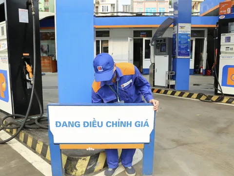 Chiều ngày 1/11, giá xăng tăng hơn 400 đồng/lít