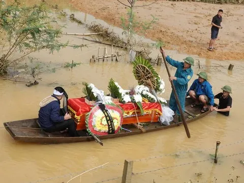Nghẹn lòng trước cảnh bà con dùng thuyền vượt lũ đưa linh cữu nam sinh lớp 8 ra nghĩa trang an táng