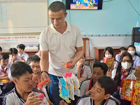 Đại uý Công an làm nhiều việc nghĩa