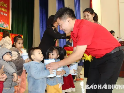 Hội Chữ thập đỏ tỉnh Hải Dương trao tặng sữa dinh dưỡng cho học sinh nghèo, học sinh khuyết tật