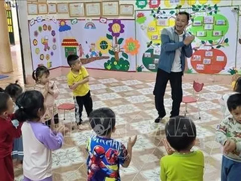 Chuyện về những 'thầy nuôi dạy trẻ' ở vùng khó xứ Thanh