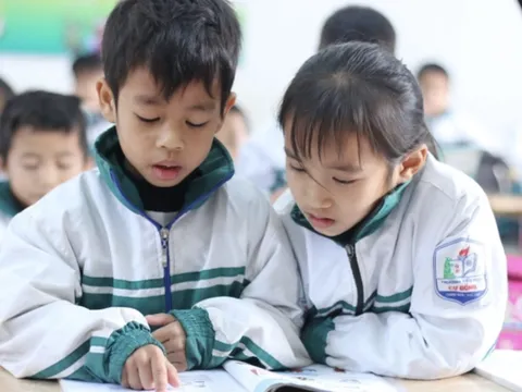 Từ 1/1/2024, học sinh thuộc hộ cận nghèo ở Hà Nội sẽ được miễn học phí