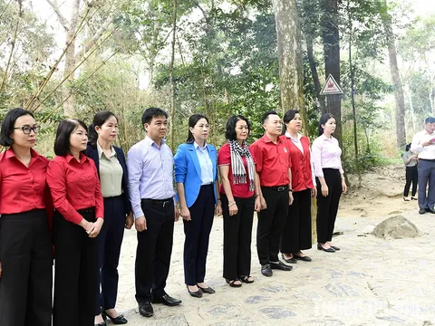 Đoàn công tác Trung ương Hội Chữ thập đỏ Việt Nam dâng hương tại Khu di tích Quốc gia đặc biệt Tân Trào và thăm mô hình phát triển kinh tế tại xã Trung Minh