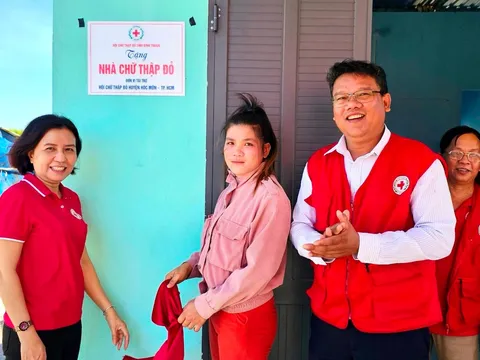 Bàn giao nhà Chữ thập đỏ cho ngư dân nghèo, khó khăn