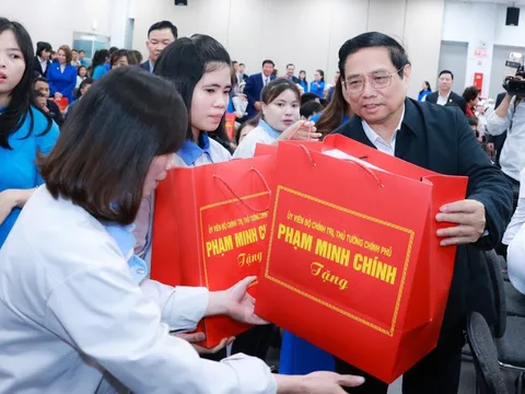 Thủ tướng tặng quà động viên công nhân, người lao động ở Hải Dương