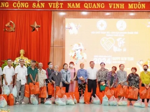 TP.Dĩ An (Bình Dương): Trao tặng 300 phần quà “Tết Nhân ái” cho người dân khó khăn