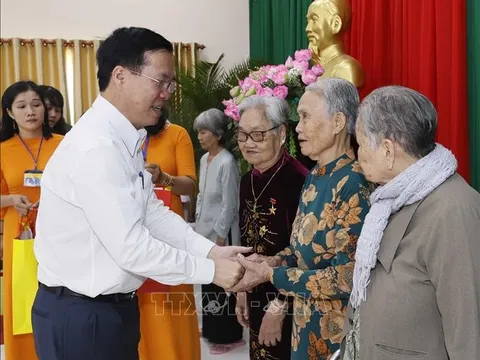 Chủ tịch nước Võ Văn Thưởng thăm, chúc Tết các tầng lớp nhân dân tại Vĩnh Long