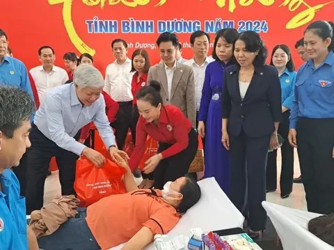 1.000 người dân có hoàn cảnh khó khăn tại tỉnh Bình Dương nhận quà Tết