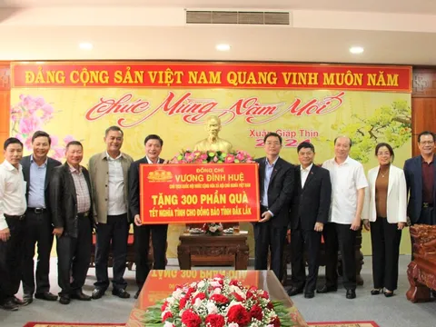 Tổng Thư ký Quốc hội trao quà Tết của Chủ tịch Quốc hội Vương Đình Huệ tặng đồng bào các dân tộc tỉnh Đắk Lắk