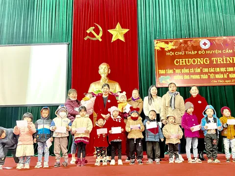 Thanh Hóa: Trao tặng học bổng "Cô Tấm" cho học sinh nghèo vượt khó tại huyện Cẩm Thủy