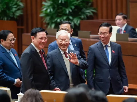 Tự hào và tin tưởng dưới lá cờ vẻ vang của Đảng, quyết tâm xây dựng một nước Việt Nam ngày càng giàu mạnh, văn minh, văn hiến và anh hùng