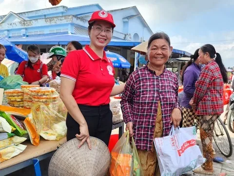 Ấm áp "Phiên chợ Tết Nhân ái"