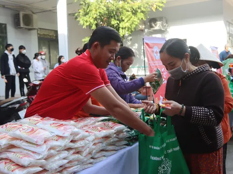 “Chợ Tết Nhân ái” – Nơi sẻ chia những khó khăn với bà con trước thềm năm mới