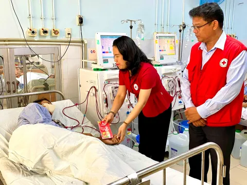 Tặng 60 suất quà tết cho bệnh nhân có hoàn cảnh khó khăn tại Bệnh viện Đa khoa tỉnh