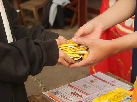 Tặng bánh kẹo dư sau Tết cho trẻ em khó khăn vùng biên giới