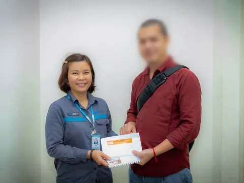 Nhân viên sân bay trả lại cho hành khách tài sản trị giá hơn 100 triệu đồng
