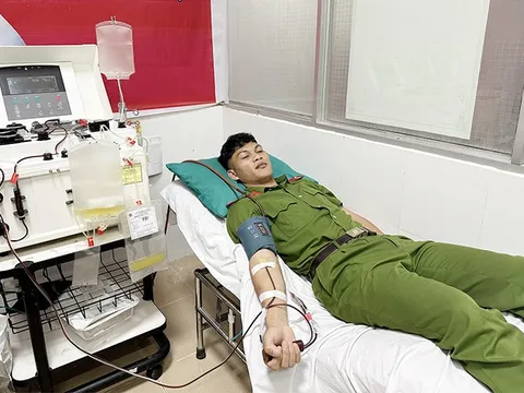 Hàng chục Cảnh sát túc trực xuyên Tết hiến máu cứu người