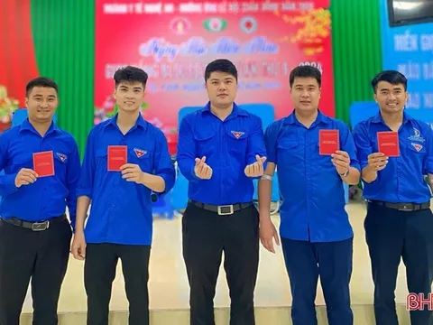 4 cán bộ Đoàn thanh niên từ Hà Tĩnh ra Nghệ An hiến máu cứu người