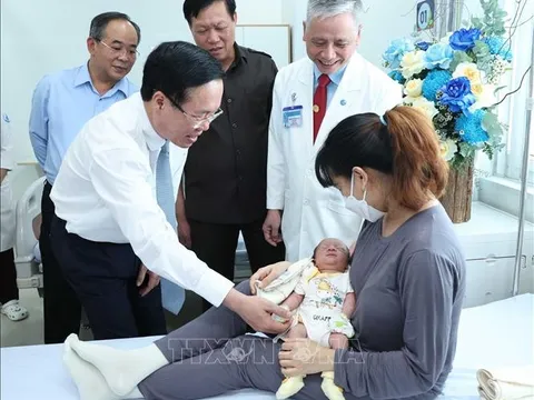 Chủ tịch nước Võ Văn Thưởng thăm, động viên y, bác sỹ Bệnh viện Nhi đồng 1