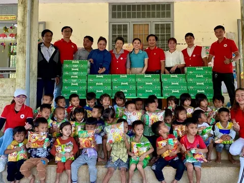 Quảng Ngãi: Trao tặng 1.050 hộp sữa Vinamilk cho các cháu học sinh