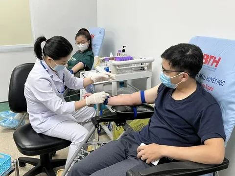 Công nhân lao động tham gia hiến máu tình nguyện đầu năm