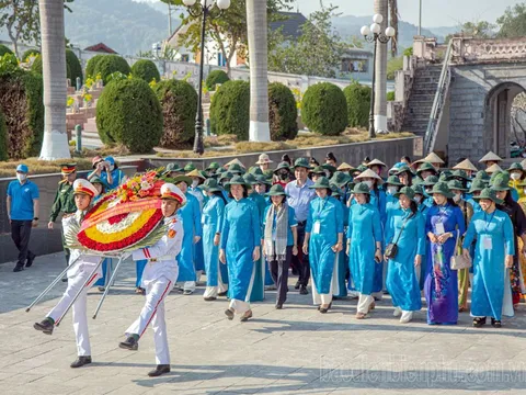 Đoàn đại biểu phụ nữ cả nước hướng về Điện Biên tri ân Anh hùng, liệt sĩ