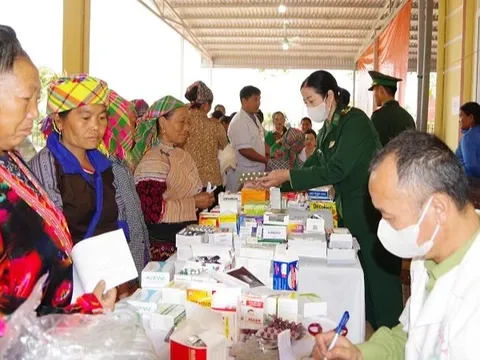 Khám bệnh, cấp thuốc miễn phí và tặng quà cho người dân biên giới Điện Biên