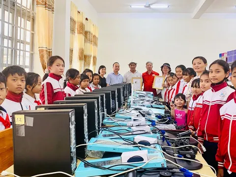 Lâm Đồng: Trao tặng 25 máy tính cho trường tiểu học và cán bộ chữ thập đỏ khó khăn