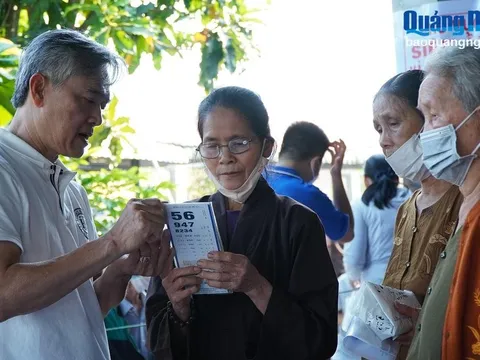 Khám bệnh, cấp thuốc cho người dân khó khăn