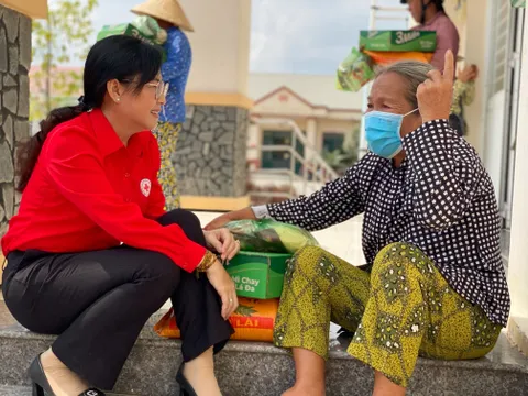 Trao tặng quà cho người dân Khmer nhân dịp Tết Chôl Chnăm Thmây