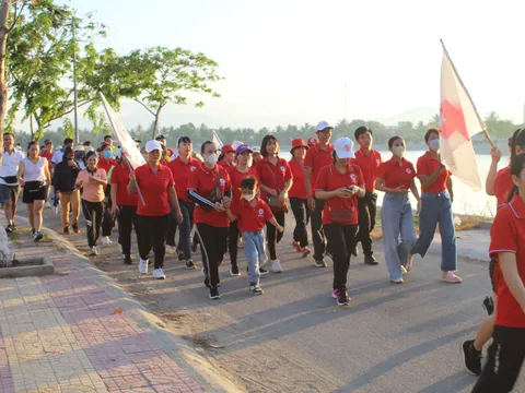 180 tình nguyện viên tham gia đi bộ, đóng góp 400 km vào Chiến dịch "Triệu bước chân nhân ái"