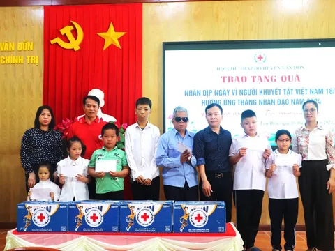 Trao tặng quà hỗ trợ người khuyết tật tại Quảng Ninh