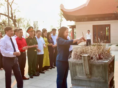 Quyền Chủ tịch nước Võ Thị Ánh Xuân dâng hương tưởng niệm các anh hùng liệt sỹ tại Điện Biên