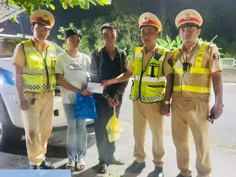 Hai anh em bị nhà xe bỏ lại giữa đèo Hải Vân, phải đi bộ về quê