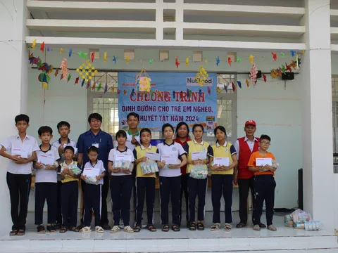 Tặng quà cho học sinh khuyết tật tỉnh Ninh Thuận