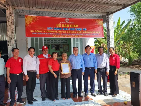 Trao nhà Chữ thập đỏ và tặng quà hộ nghèo, trẻ em khó khăn