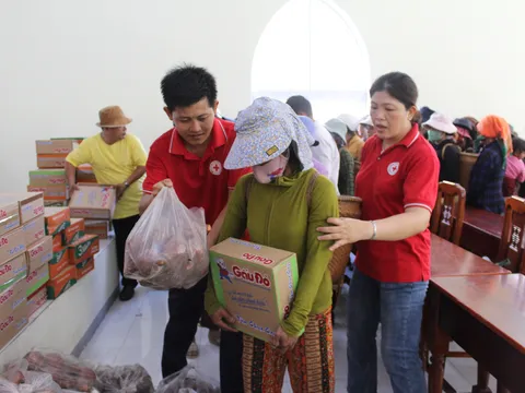 Tặng 400 suất quà cho hộ nghèo, học sinh khó khăn xã miền núi Ninh Thuận