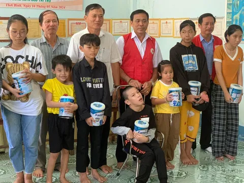 Trao tặng sữa dinh dưỡng cho trẻ em nghèo, khuyết tật