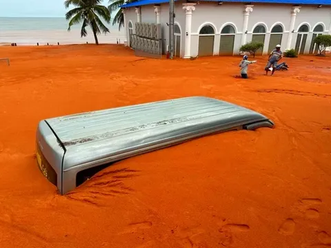 Lũ cát tràn xuống đường, vùi lấp nhiều nhà dân, xe cộ ở Bình Thuận