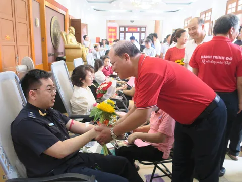 Gần 500 cán bộ, nhân viên tham gia hiến máu tình nguyện