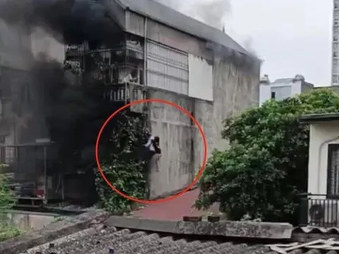 Người đàn ông dũng cảm trèo tường, cứu sống 2 cô gái thoát khỏi đám cháy