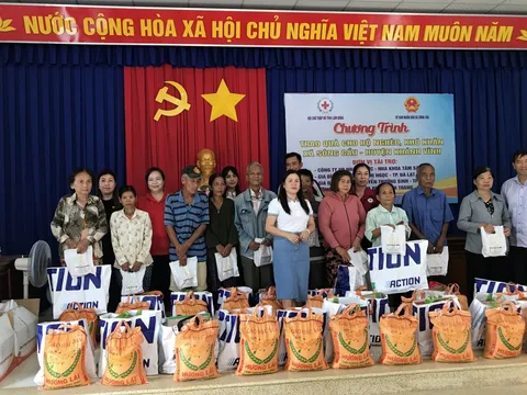 Hội Chữ thập đỏ Lâm Đồng trao tặng 165 phần quà cho hộ nghèo, khó khăn tại huyện Khánh Vĩnh (Khánh Hòa)