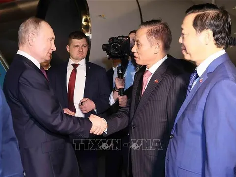 Tổng thống LB Nga Vladimir Putin bắt đầu chuyến thăm cấp Nhà nước tới Việt Nam