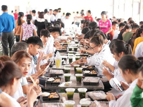 Hàng nghìn "suất ăn yêu thương” được trao đến thí sinh thi THPT 2024